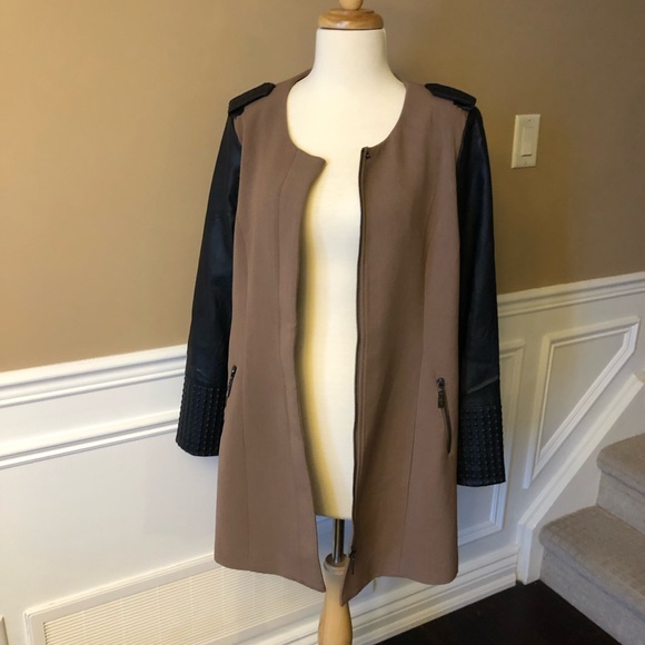 Beautiful, classic coat with some edge - Picture 2 of 12